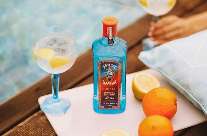 BOMBAY SAPPHIRE SUNSET GIN butelka z kieliszkami